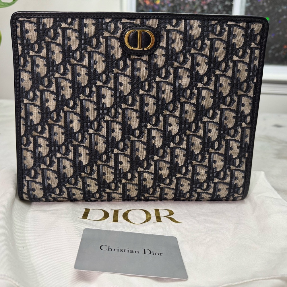 Christian Dior pouch but can convert to a crossbody, incude insert and chain